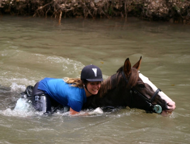 Nadando con el caballo.jpg